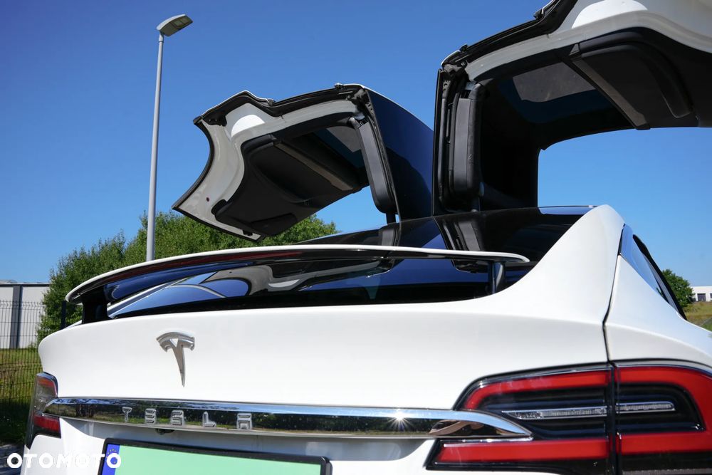 Tesla Model X - 22