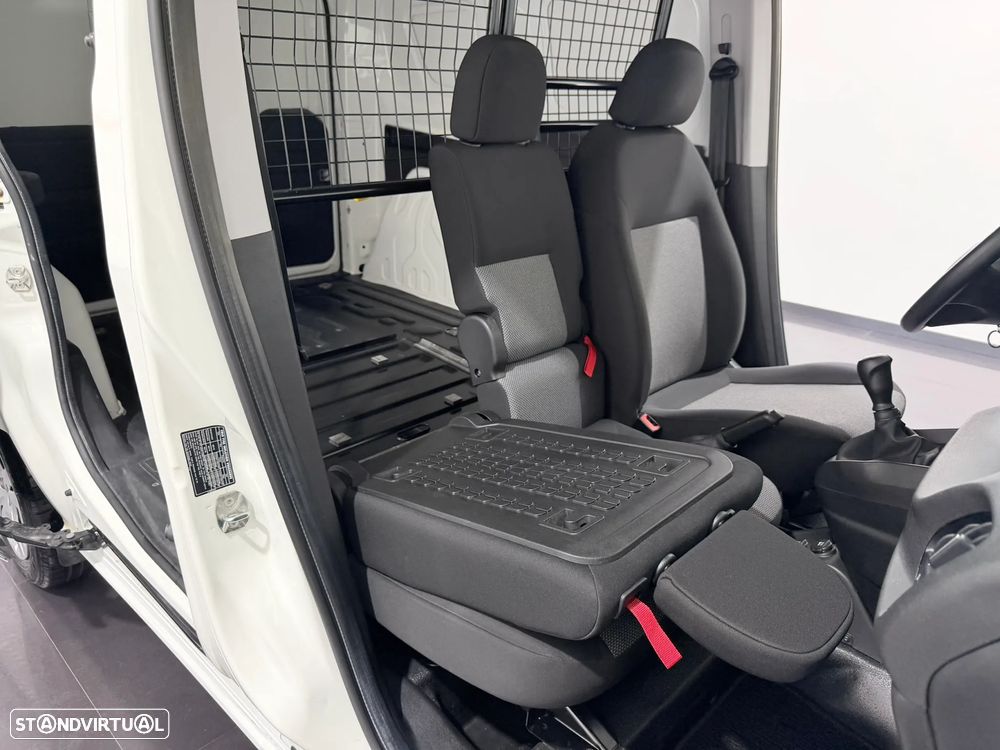 Fiat DOBLO CARGO 1.3 M-JET 95 CV - 3 LUGARES - IVA DEDUTIVÉL - 36