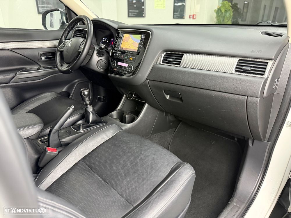 Mitsubishi Outlander 2.2 DI-D Intense - 24