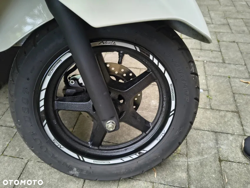 Suzuki Avenis - 17