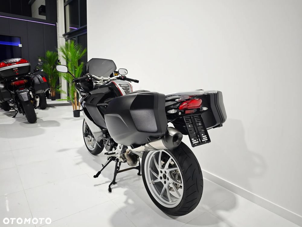 BMW F - 17