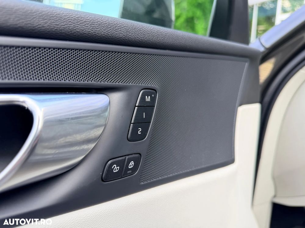 Volvo XC 60 B4 D AWD Geartronic Momentum Pro - 17