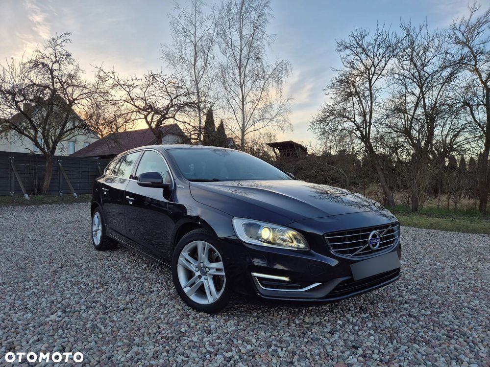 Volvo V60 D6 AWD Plug-in Hybrid R-Design Momentum - 2