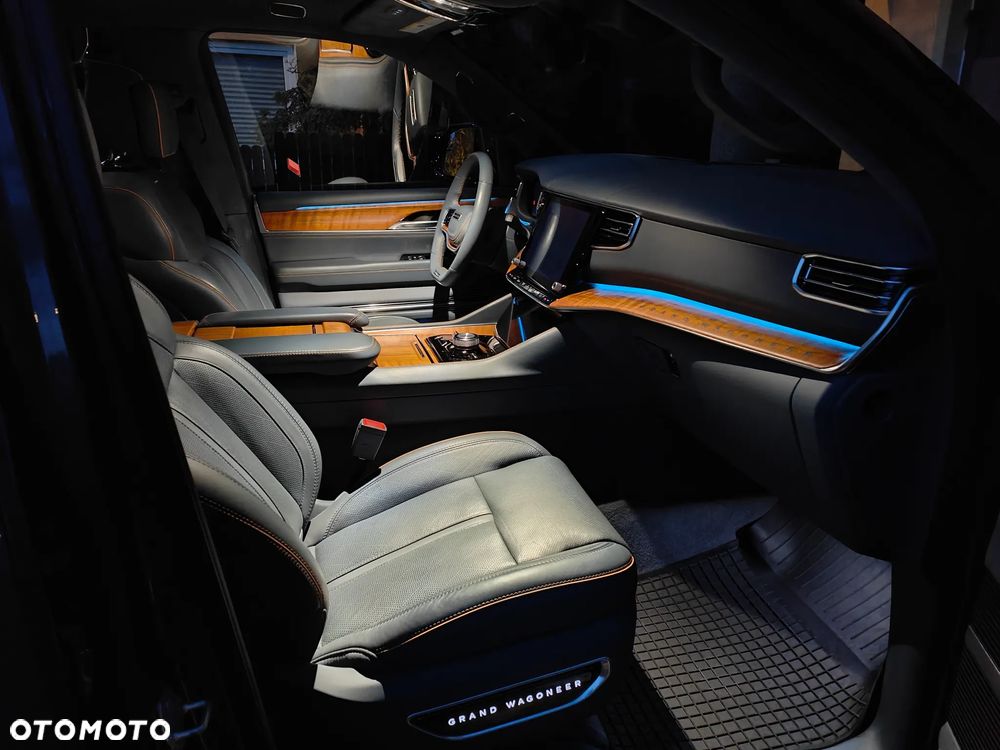 Jeep Grand Wagoneer - 18
