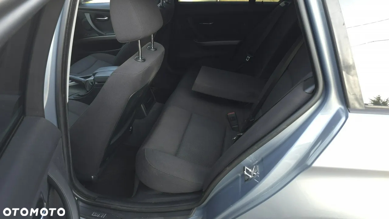 BMW Seria 3 318i Touring Edition Sport - 32
