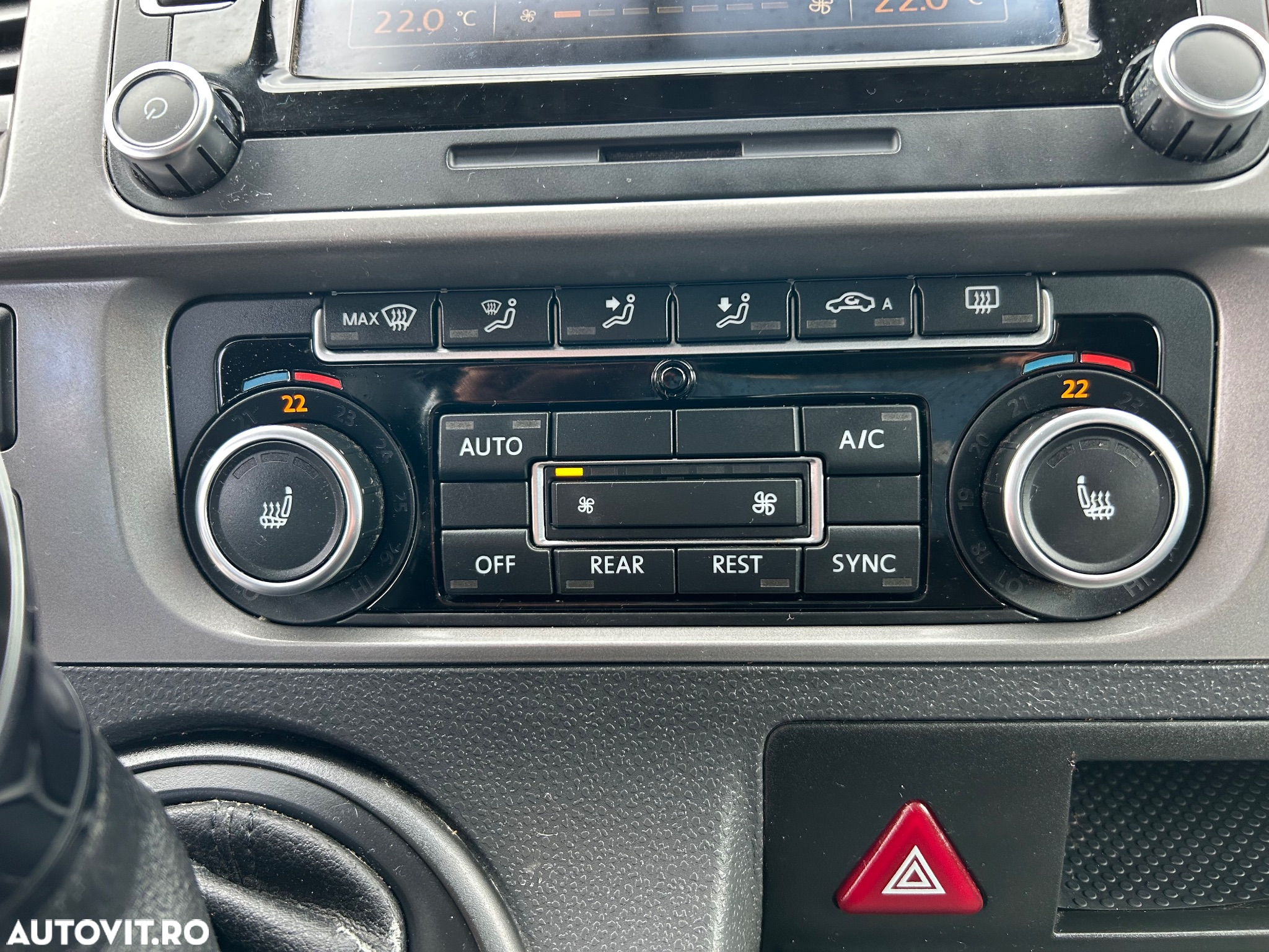 Volkswagen Caravelle - 16