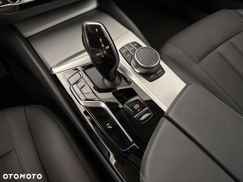 BMW Seria 5 518d mHEV - 17