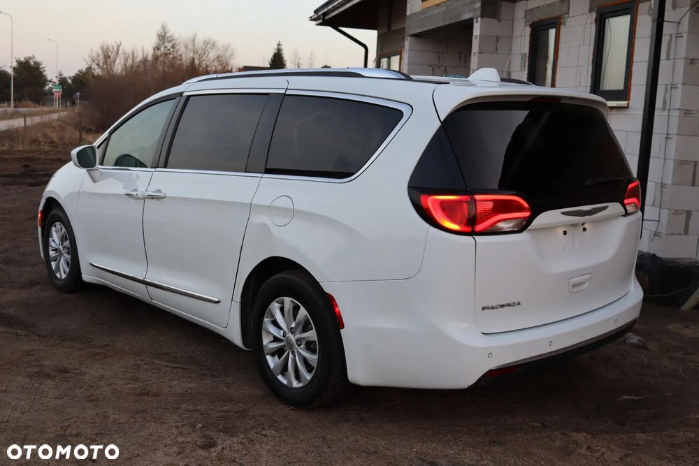Chrysler Pacifica - 4