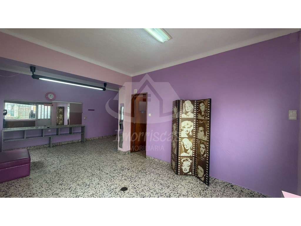 Loja com 35 m² para arrendamento no Bairro de São José, Camarate - Grande imagem: 3/13