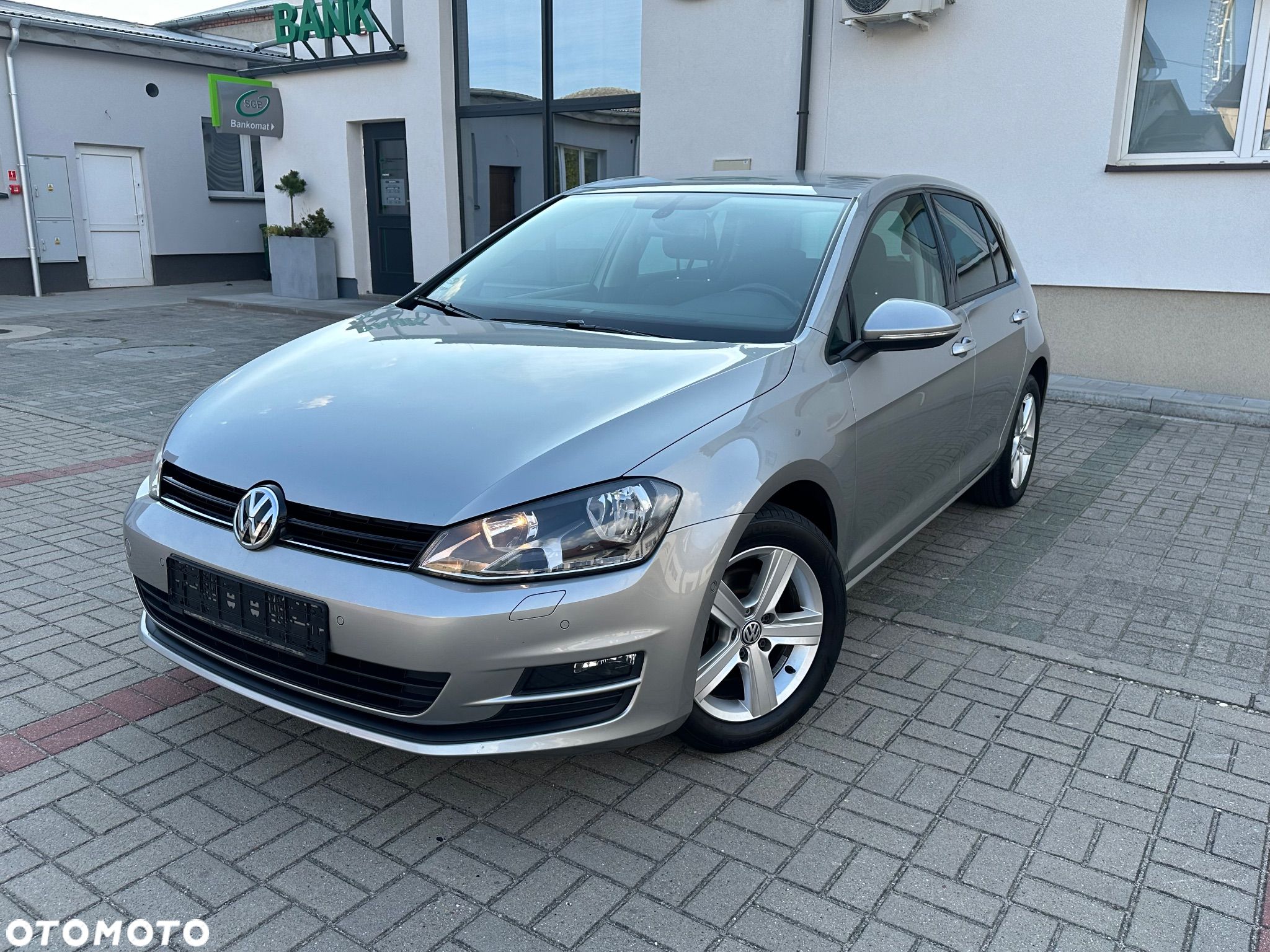 Volkswagen Golf - 1