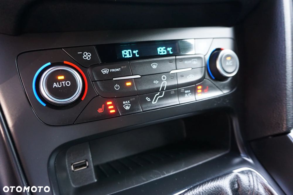 Ford Focus Turnier 2.0 EcoBoost ST mit Leder-Sport-Paket - 26