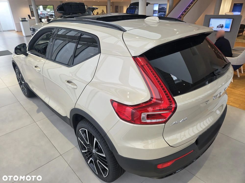 Volvo XC 40 B4 Plus Black Edition - 14