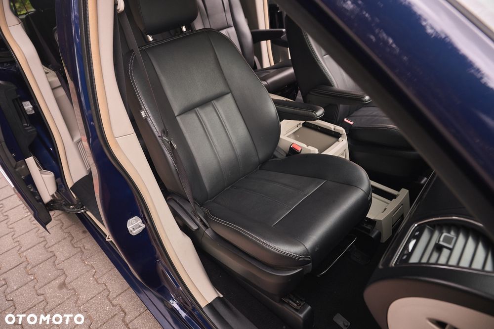 Chrysler Town & Country - 25