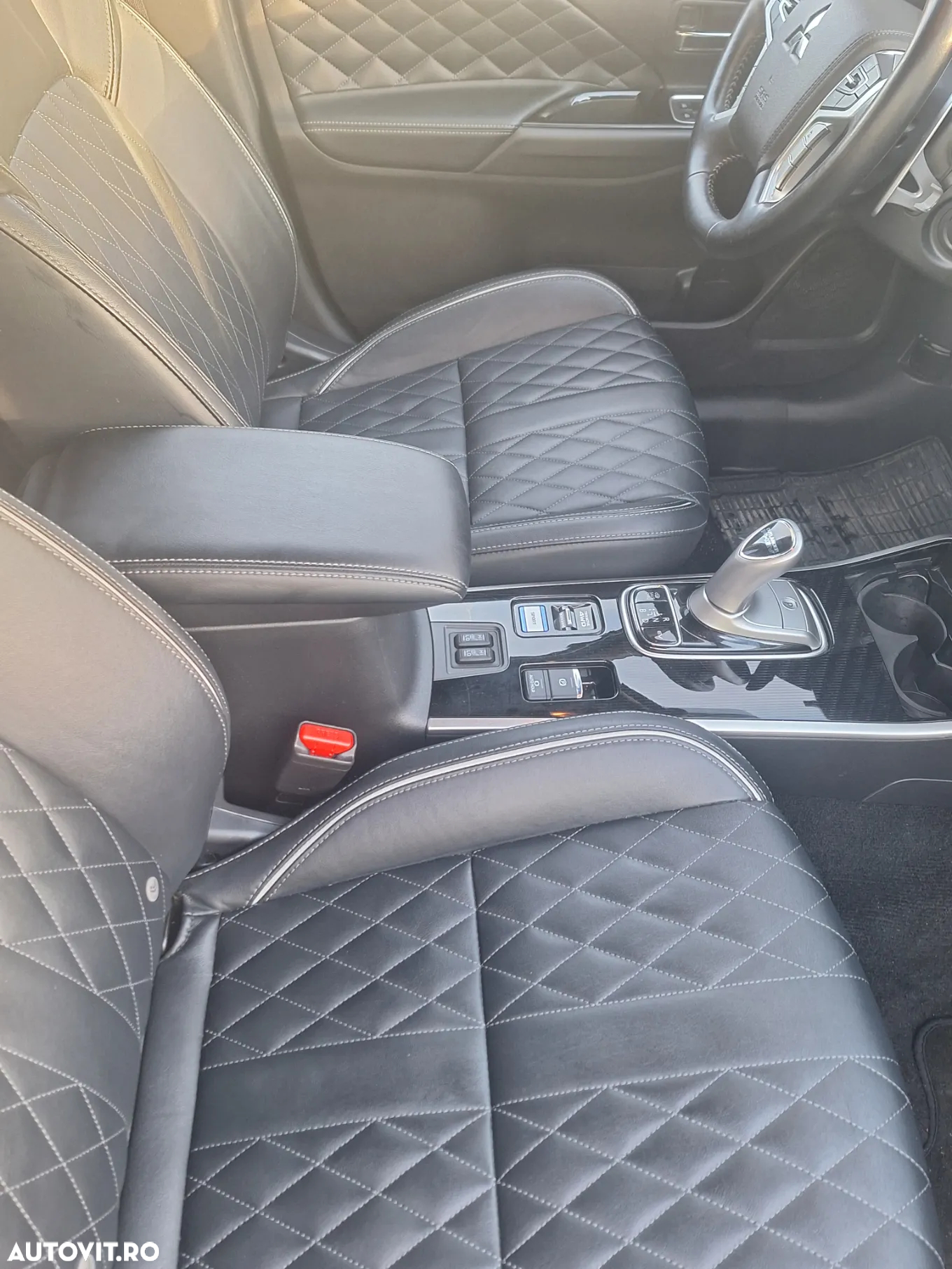 Mitsubishi Outlander 2.4 4WD Plug-In Hybrid Top - 30