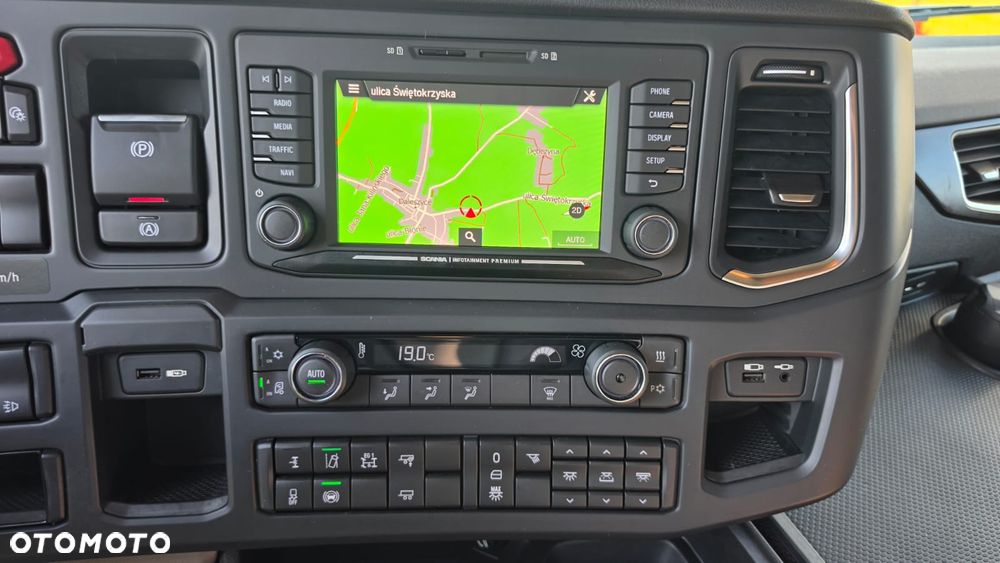 Scania ///V8///S590///2022///RETARDER/// KLIMATYZACJA POSTOJOWA///FULL LED///ALUFELGI///ZABUDOWY MIĘDZYOSIOWE///SKÓRY///WYŚWIETLACZ OBCIĄŻENIA///NAWIGACJA///TV/// STAN BARDZO DOBRY - 28