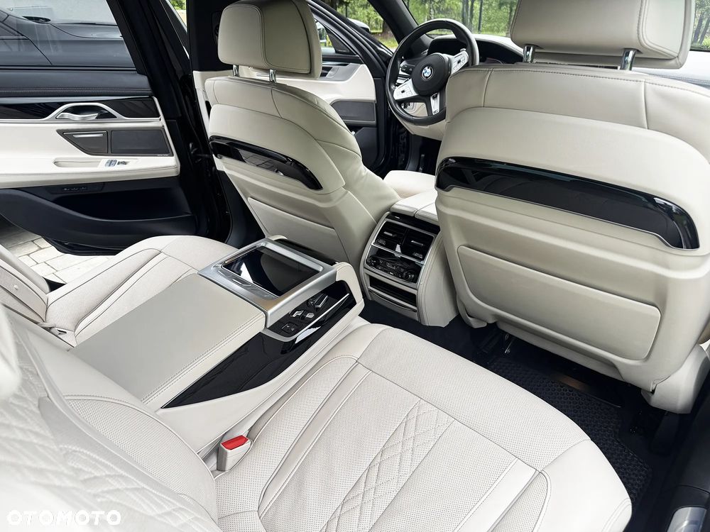 BMW Seria 7 750i xDrive sport - 17
