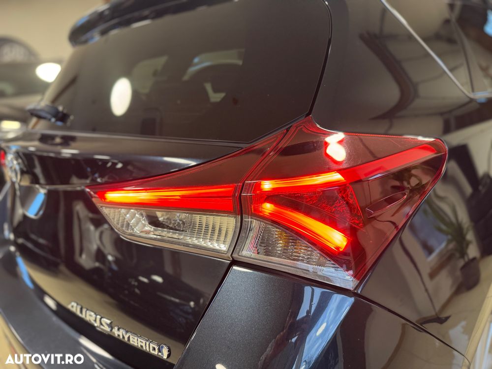 Toyota Auris 1.8 L VVT-i HSD Sol + - 31