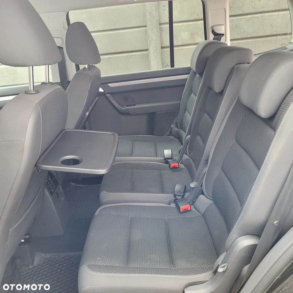 Volkswagen Touran - 12