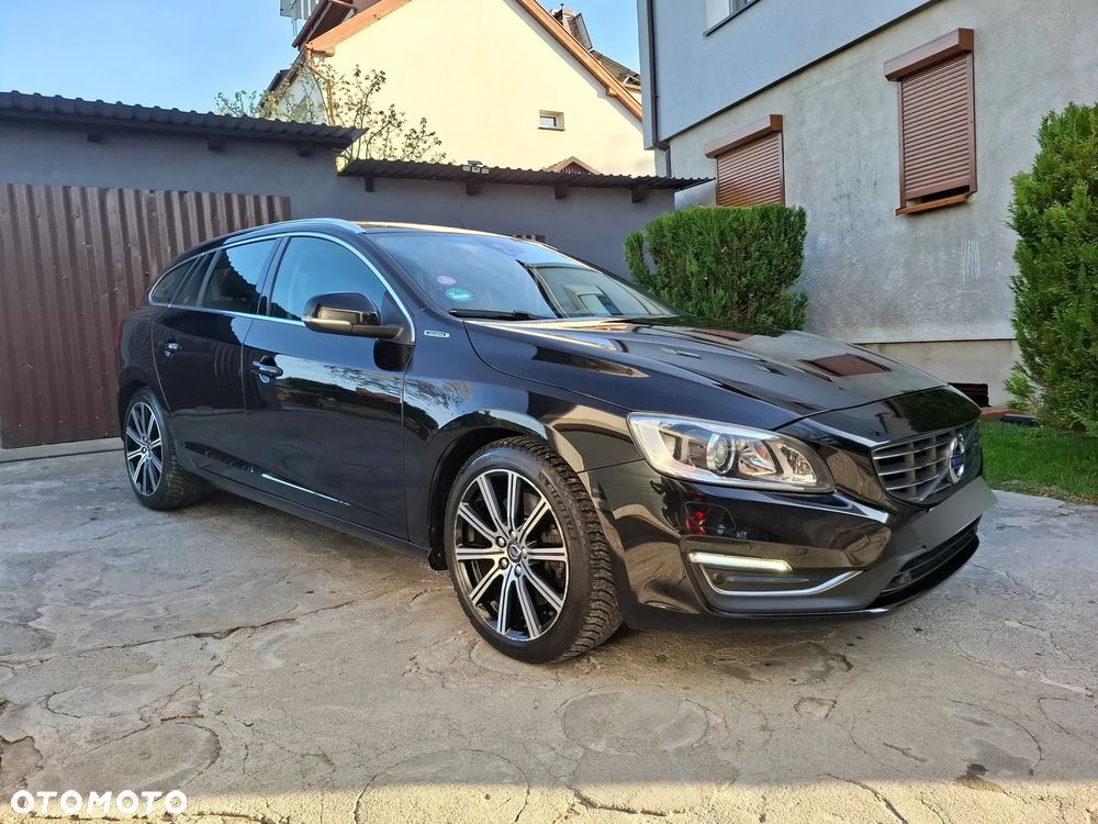 Volvo V60 D6 AWD Plug-in Hybrid Summum - 1