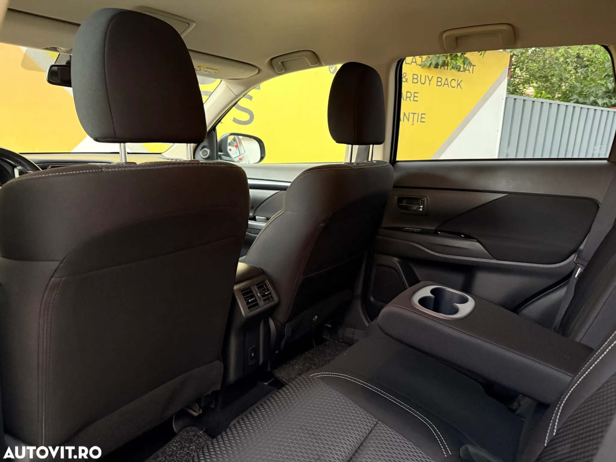 Mitsubishi Outlander 2.4 4WD Plug-In Hybrid - 6