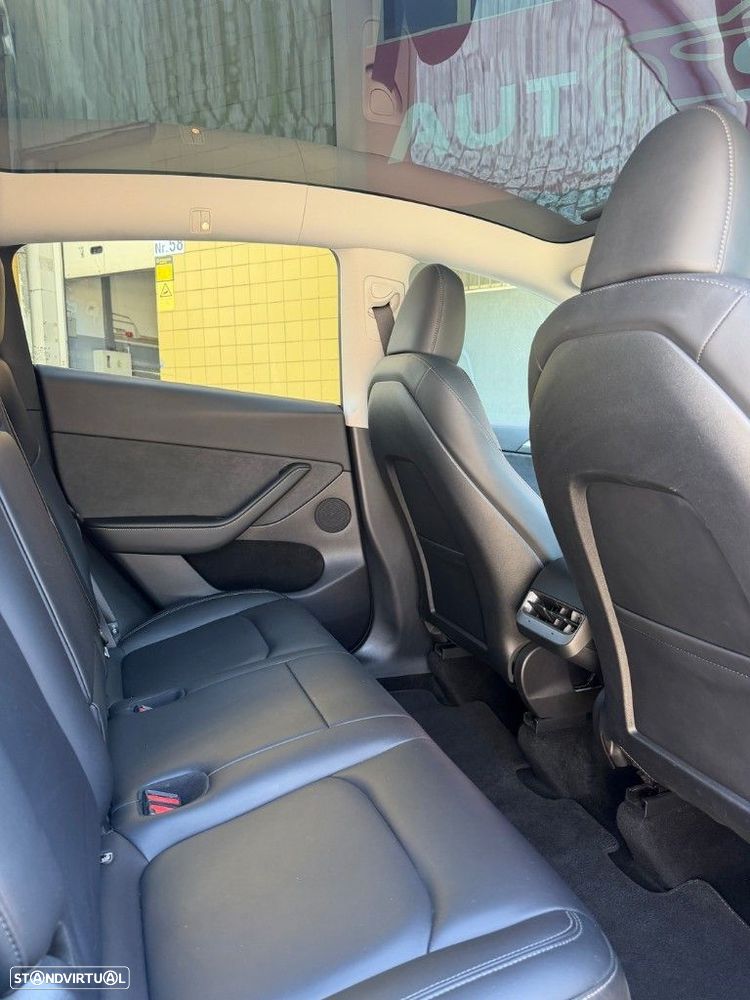 Tesla Model Y - 12