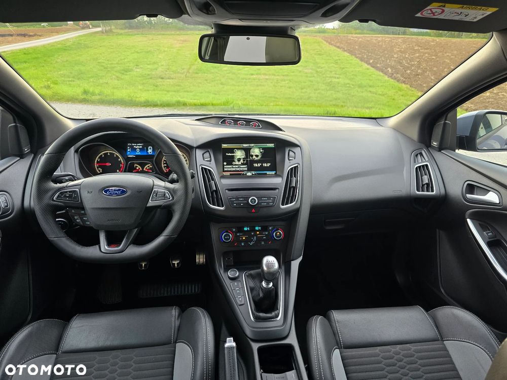 Ford Focus 2.0 EcoBoost ST mit Leder-Sport-Paket - 24