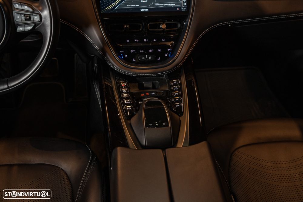 Aston Martin DBX - 22