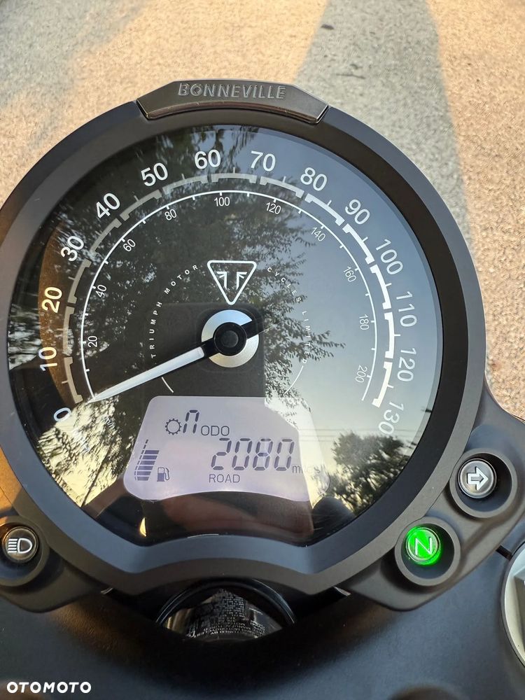 Triumph Bonneville Bobber - 7