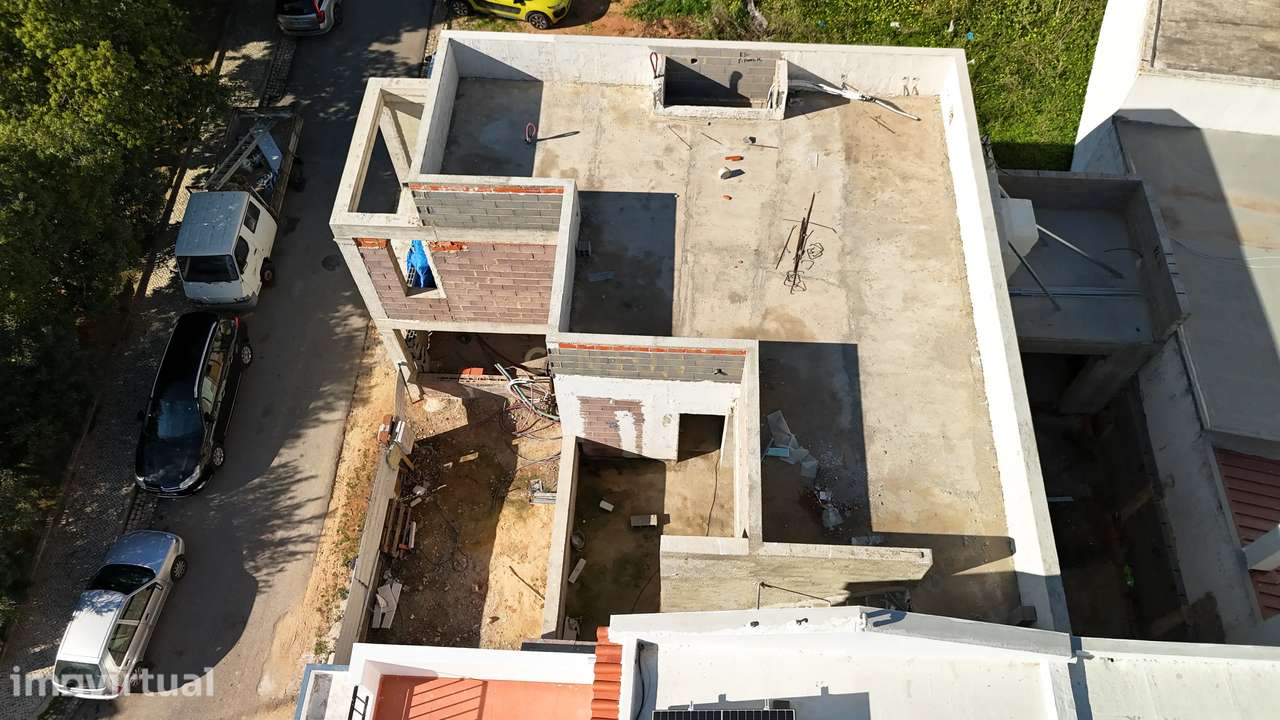 Terreno com Moradia T3+1 em Construção em Portimão - Grande imagem: 3/26