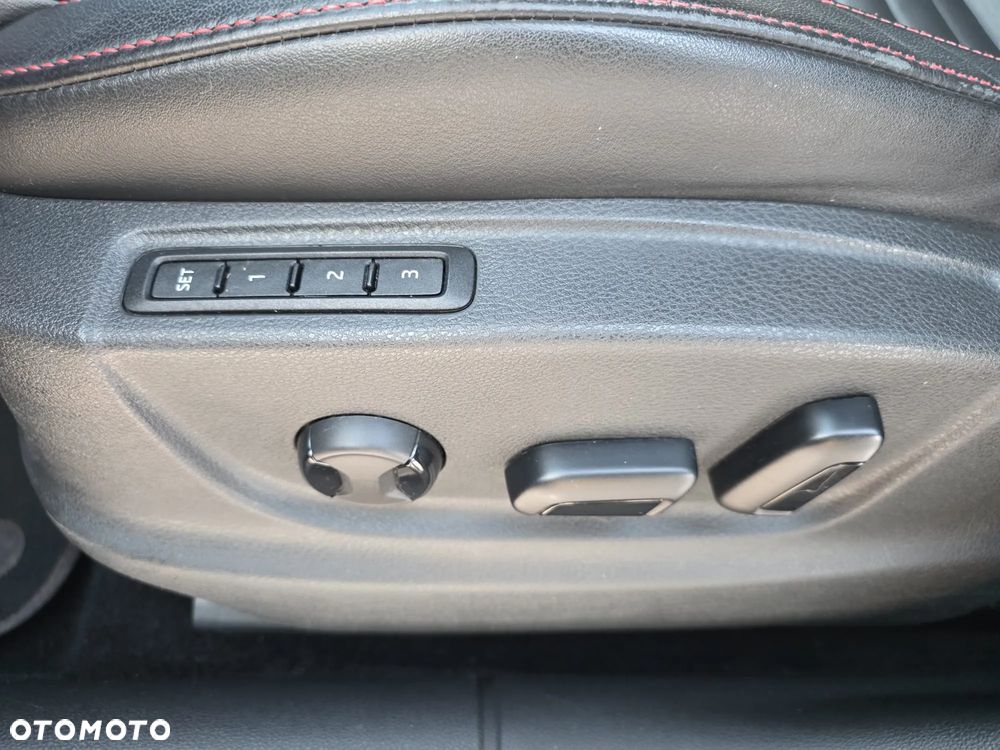 Skoda Octavia 2.0 TDI DSG RS - 25