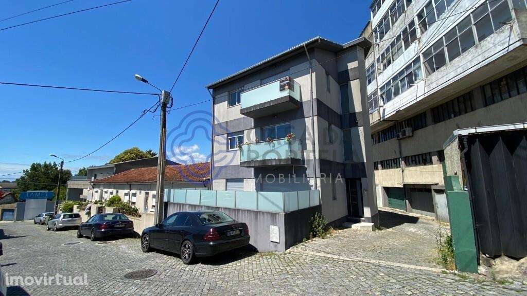 Prédio totalmente reabilitado com 3 T2 em Propriedade Total - Grande imagem: 5/25