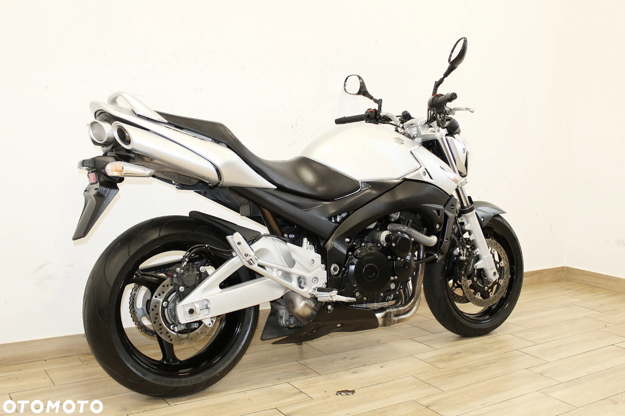 Suzuki GSR - 6