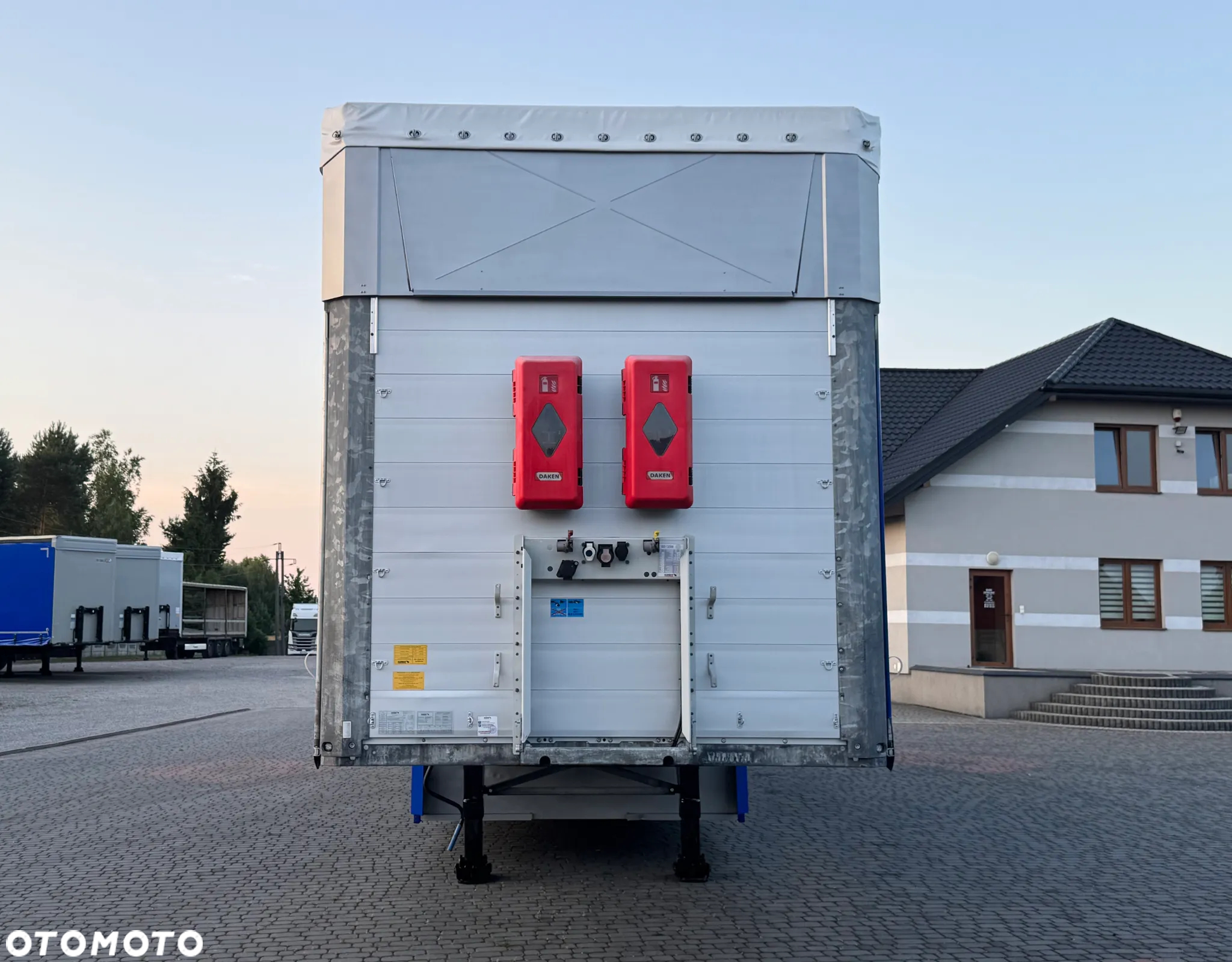 Schmitz Cargobull DACH PODNOSZONY/PALECIARA/STANDARD - 17