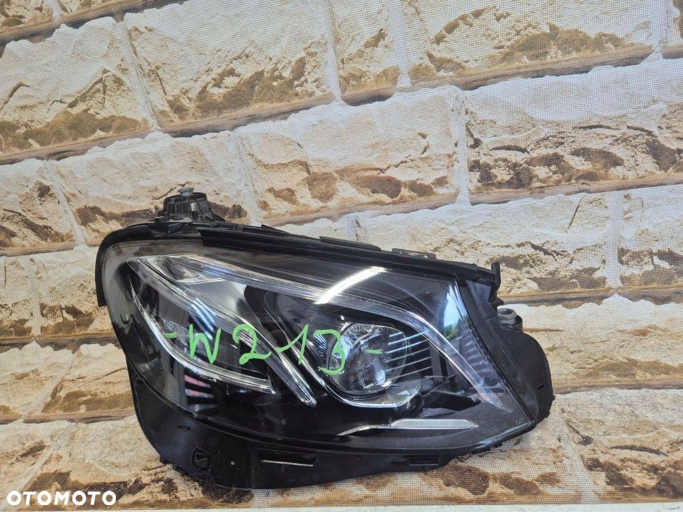 Reflektor prawa Mercedes-Benz E W213 A2139069604 niebieskie paski - 2