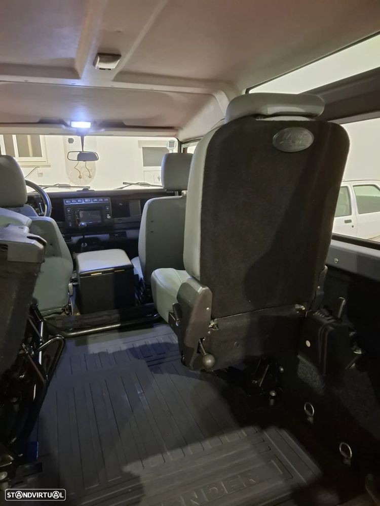 Land Rover Defender - 11