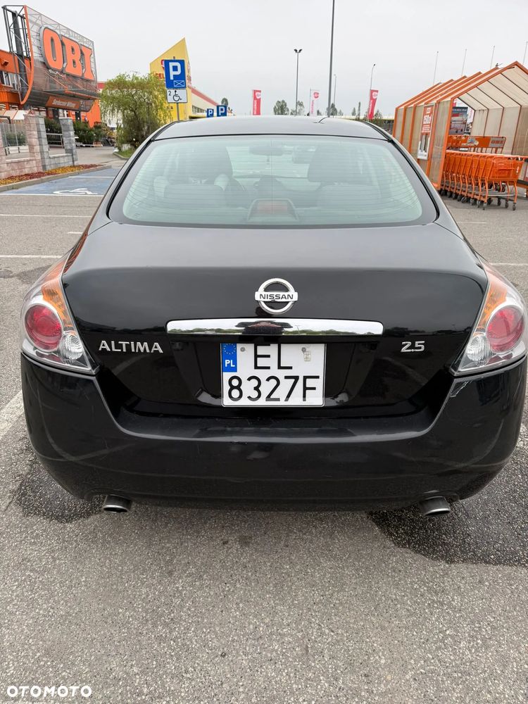 Nissan Altima - 1
