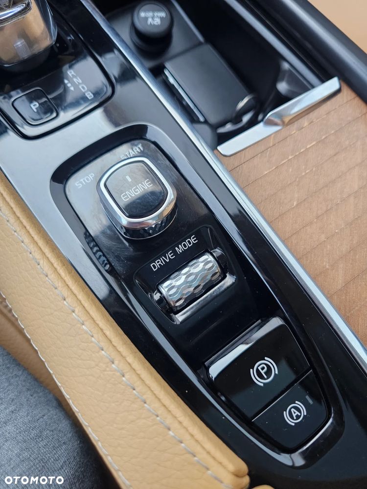 Volvo XC 90 T8 AWD Plug-In Hybrid Momentum 7os - 34