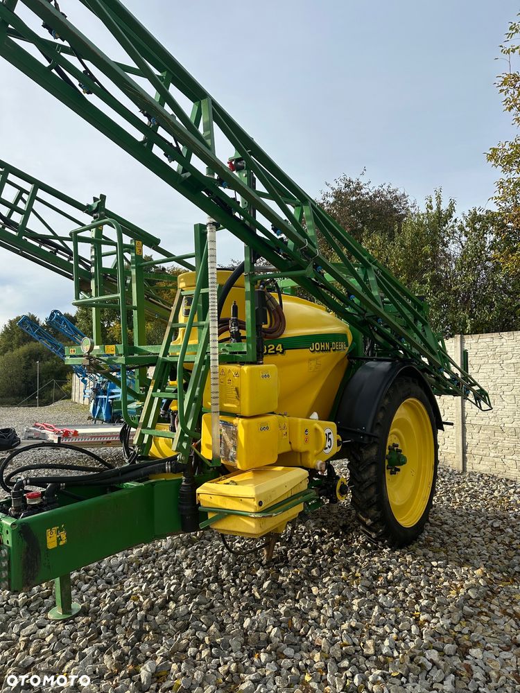 John Deere 824 - 2
