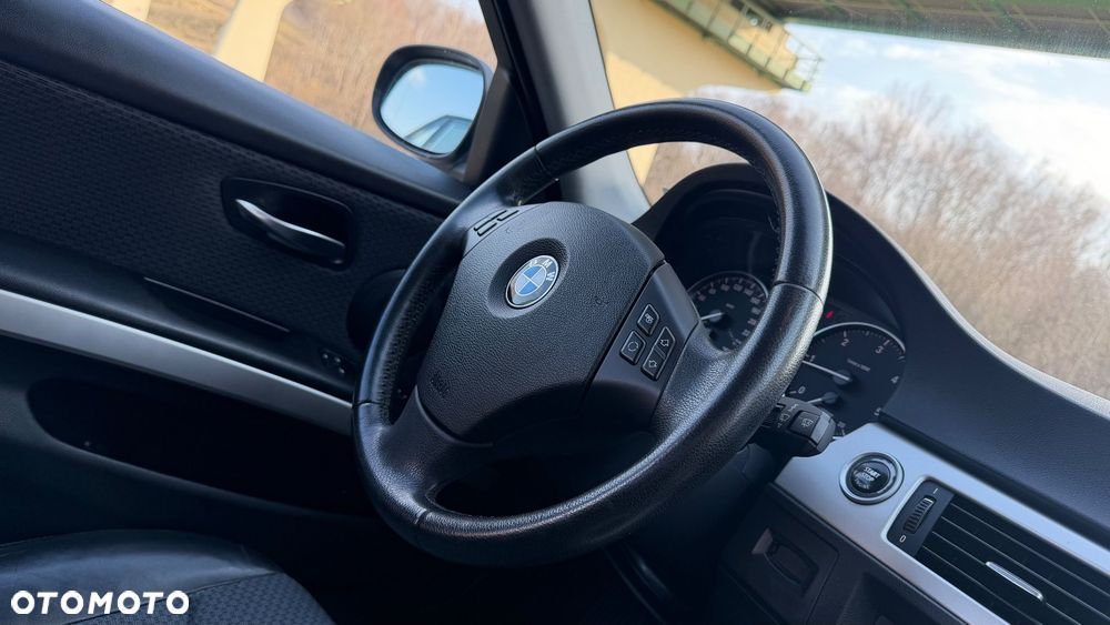 BMW Seria 3 320d xDrive - 13