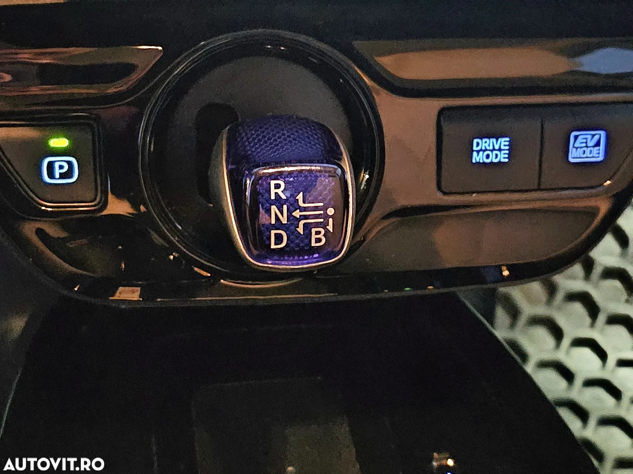 Toyota Prius 1.8 HSD Exclusive Plus - 34