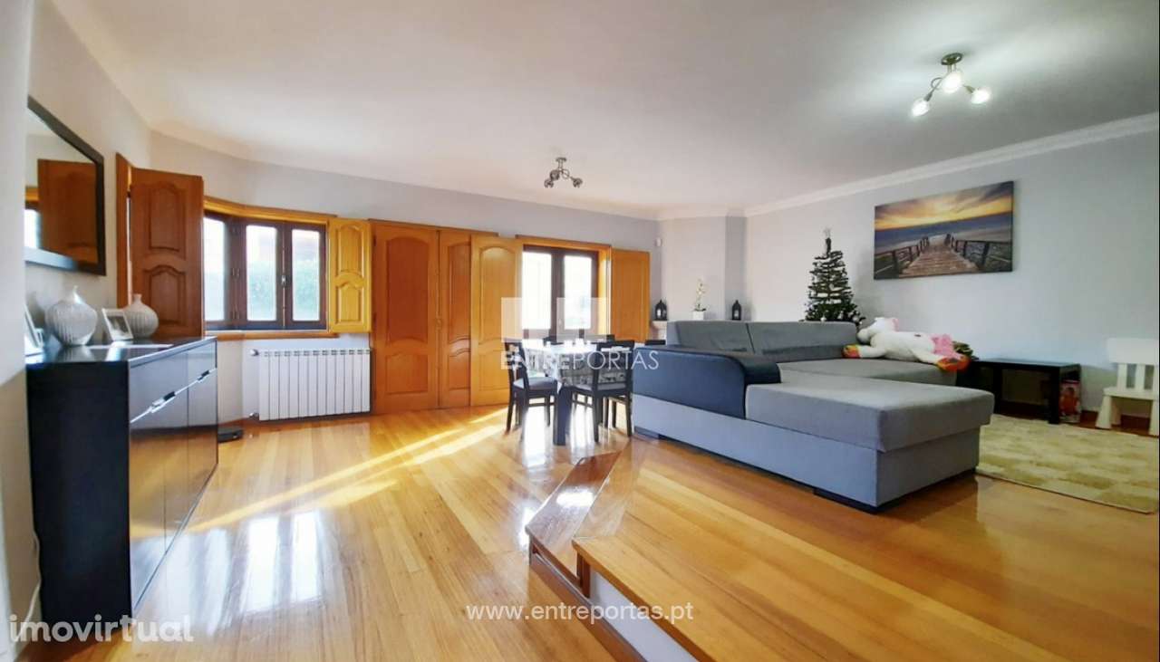 Venda de Moradia V4 com jardim, no centro da cidade da Póvoa de Varzi - Grande imagem: 2/26