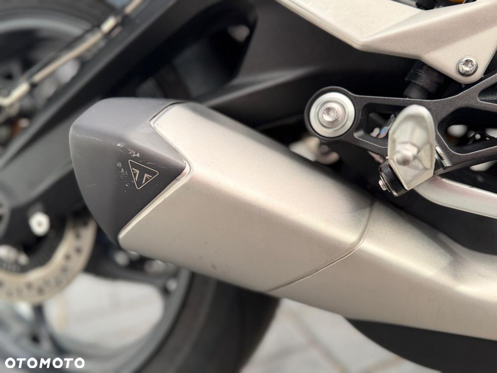 Triumph Street Triple - 10
