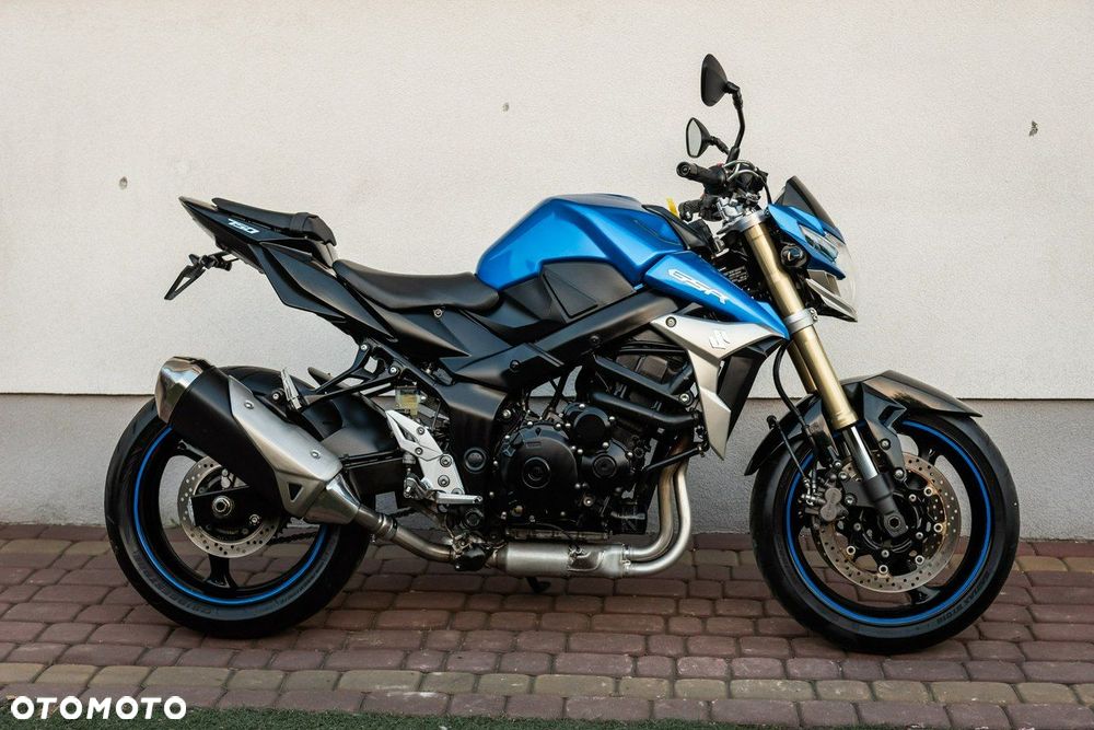 Suzuki GSR - 3