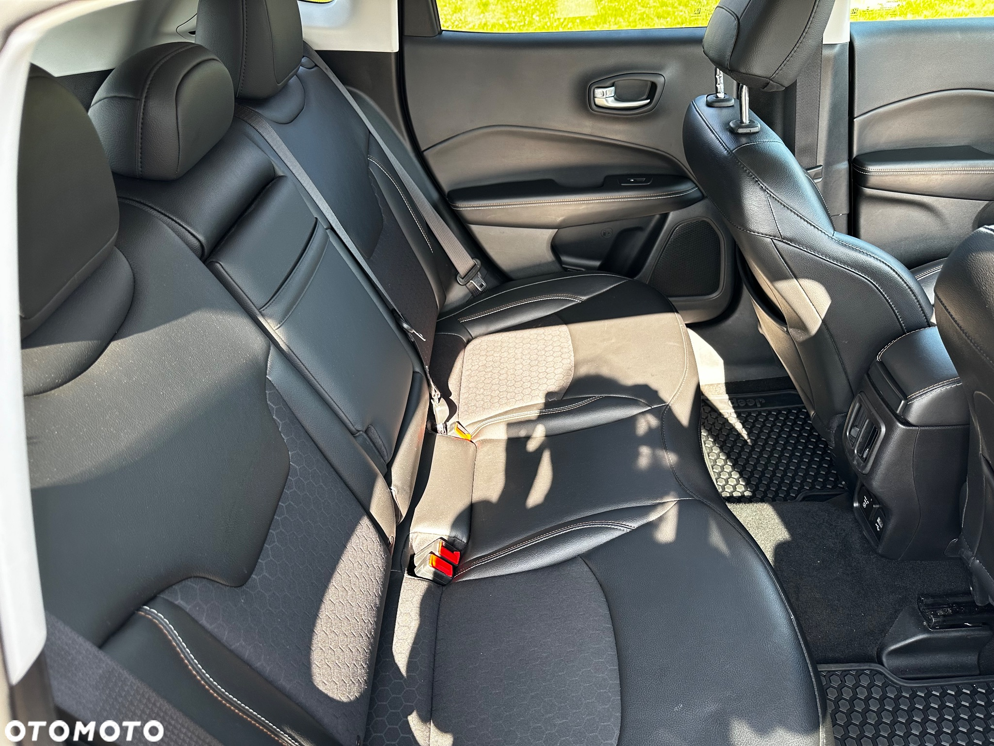 Jeep Compass - 33