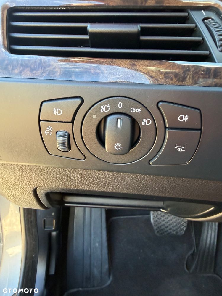BMW Seria 5 545i - 32