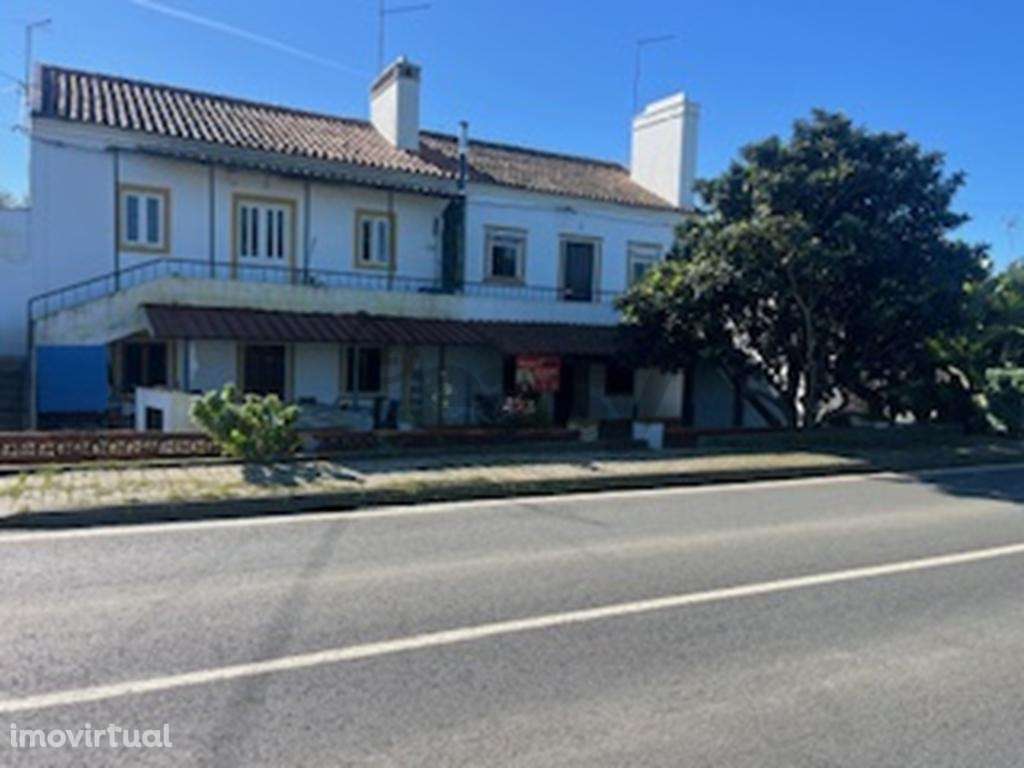 Andar de Moradia T2 com lugar de garagem e quintal em partes comuns de - Grande imagem: 2/28