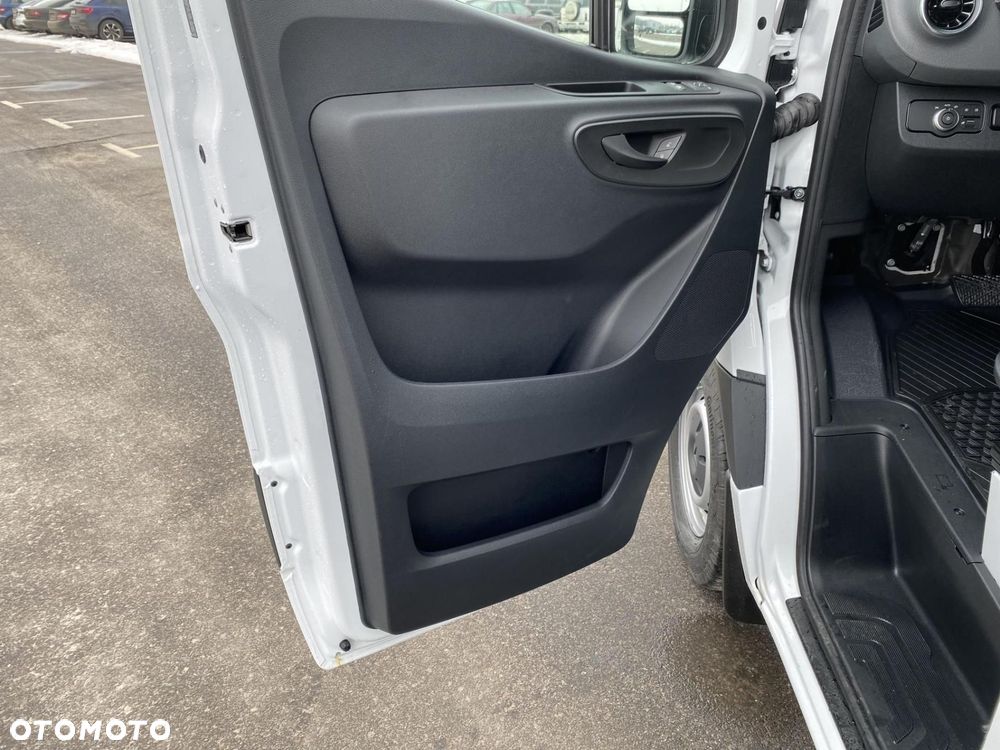 Mercedes-Benz Sprinter - 11
