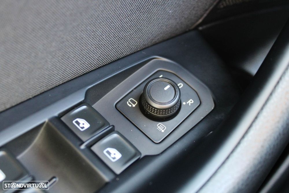 VW Passat Variant 2.0 TDI Business DSG - 31