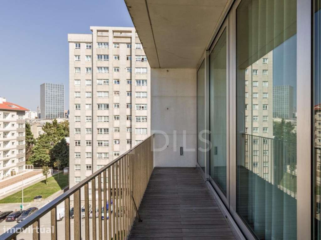 Apartamento T2 em Lordelo do Ouro, com garagem e varanda - Grande imagem: 2/26