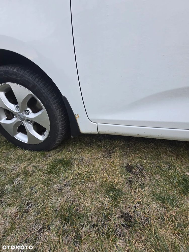 Kia Carens 1.6 GDI L - 12